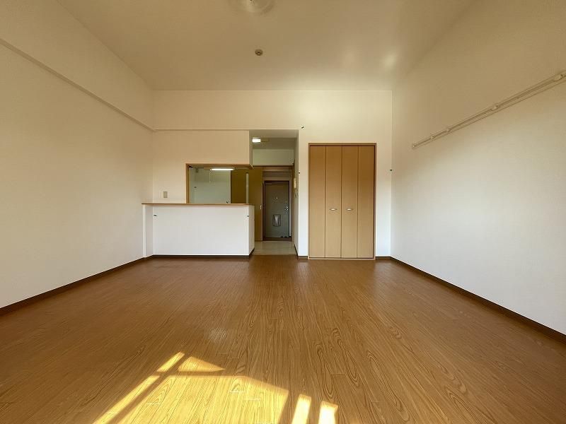 【居間・リビング】　キッチン含め14.4帖の広々居室