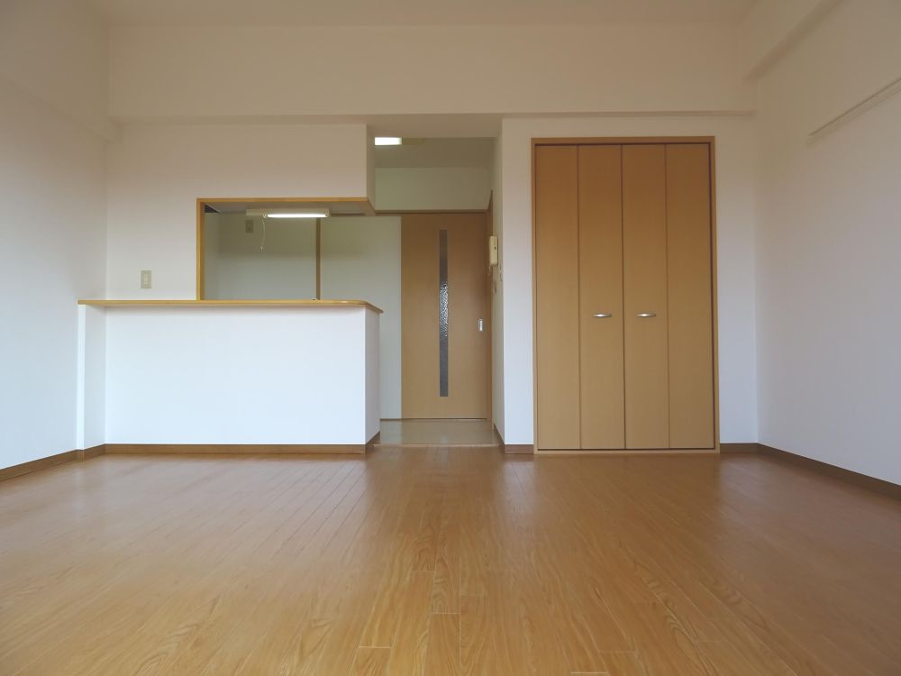 【居間・リビング】　キッチン含め14.4帖の広々居室