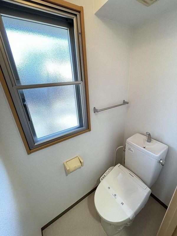 【トイレ】　窓が付きの明るいトイレ