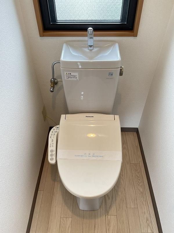 【トイレ】　トイレも窓付き※洗浄便座新品です。