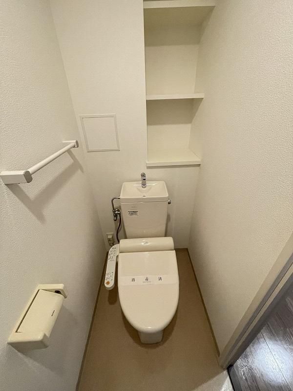 【トイレ】　背面の棚が便利です